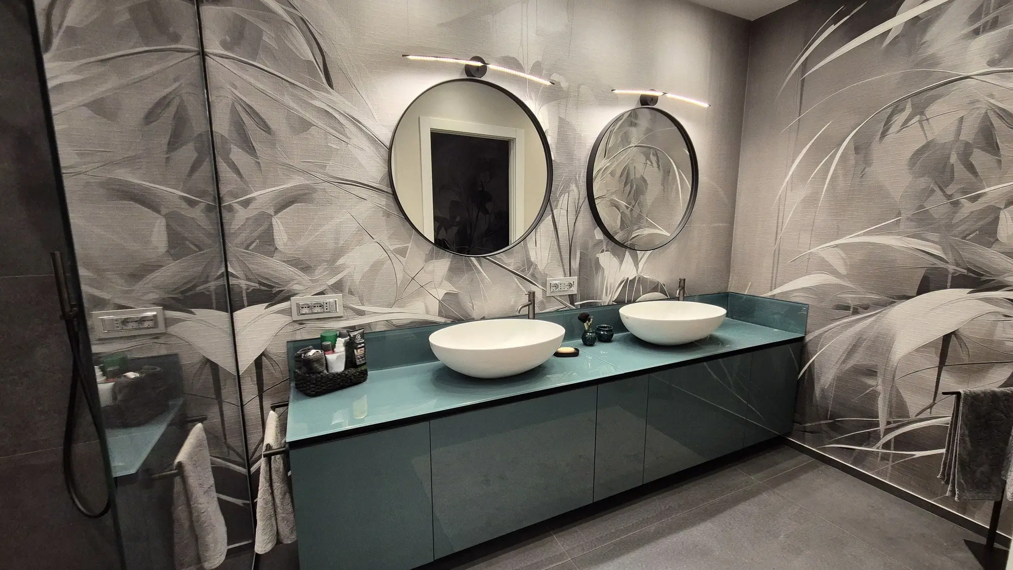 Doppio lavabo d&rsquo;appoggio su mobile laccato verde
