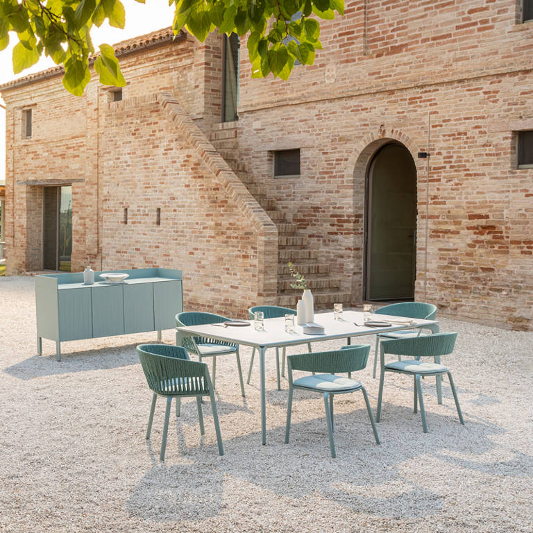 Tavolo Allsize di Fast con piano in gr&egrave;s porcellanato e sedute coordinate