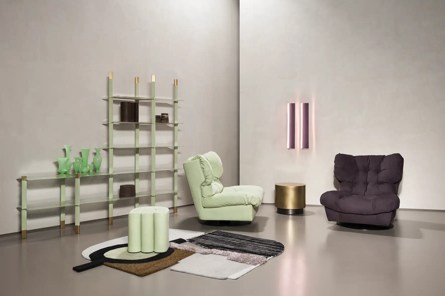 Libreria a struttura leggera con poltrone imbottite verde e prugna