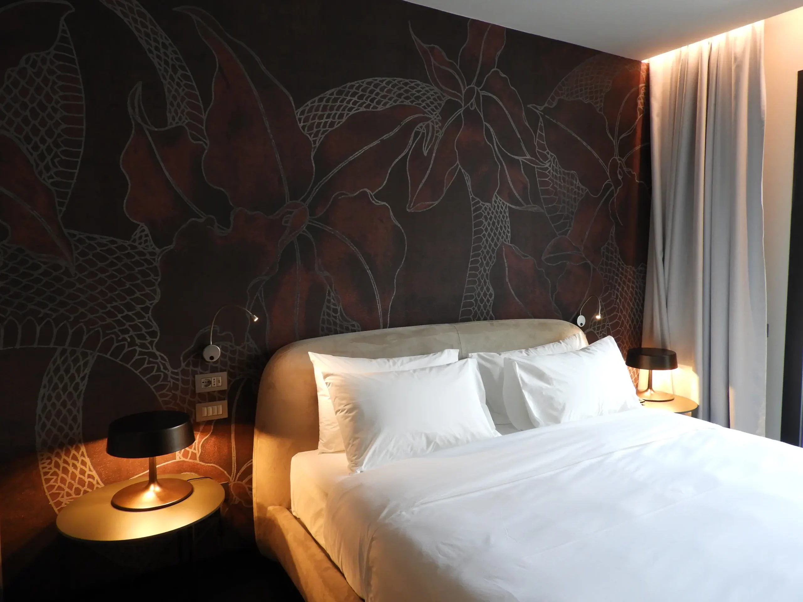 Camera da letto con parete decorativa e illuminazione calda
