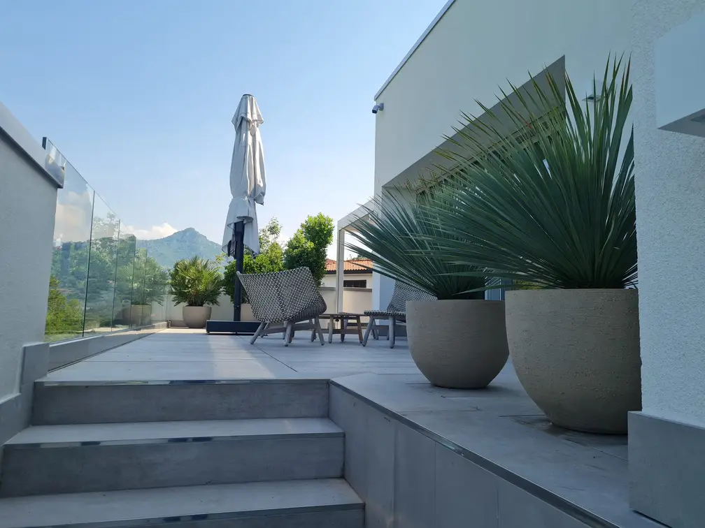 Gradini in pietra e grandi vasi con piante grasse su una terrazza panoramica