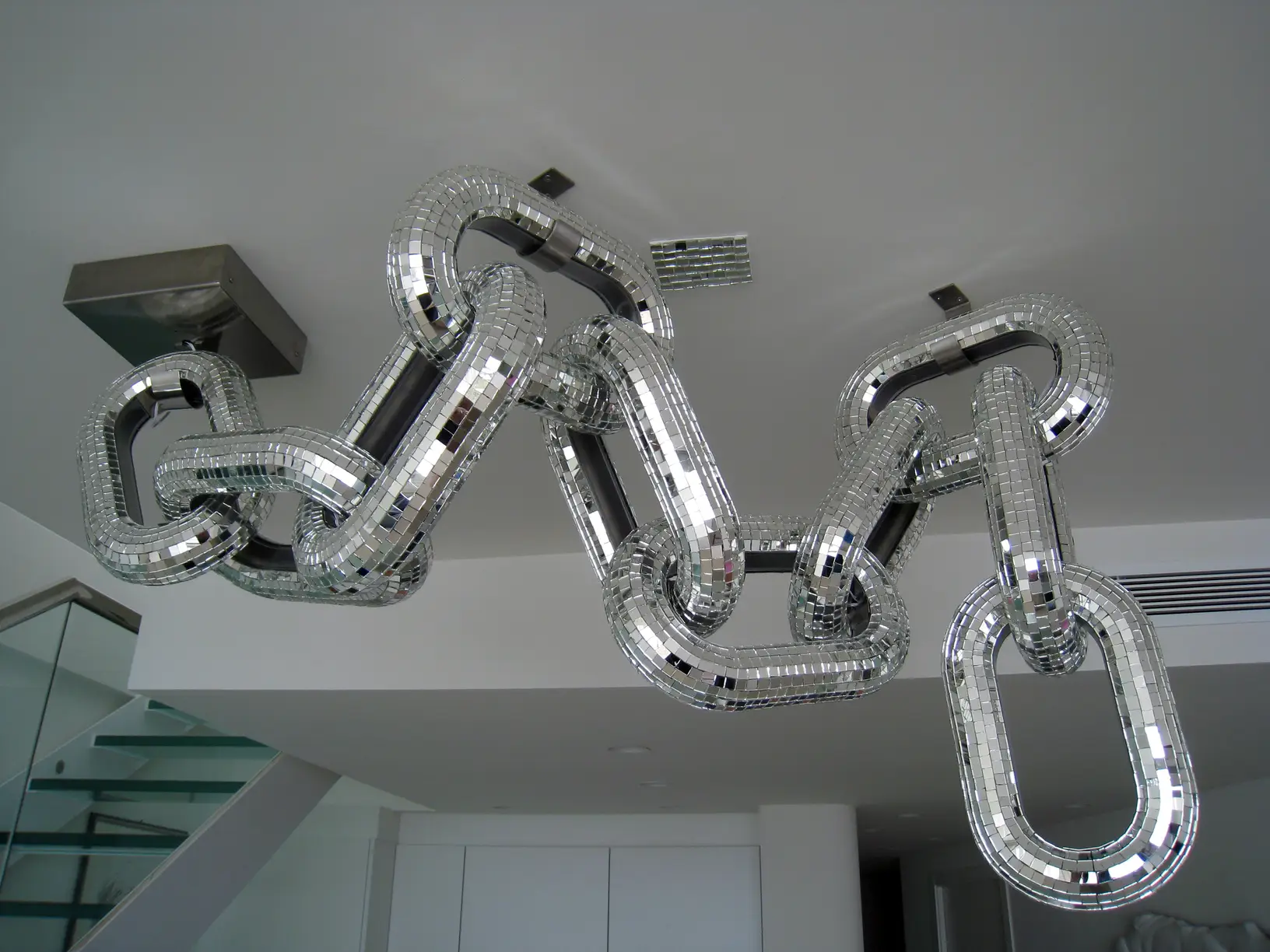 Lampadario a soffitto a forma di catena rivestita con mosaico di specchi