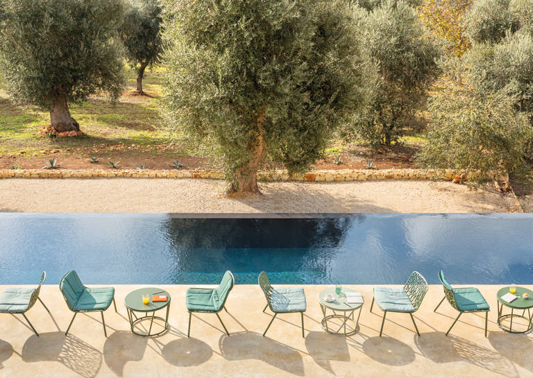 Poltrone lounge Forest di Fast a bordo piscina, in alluminio verniciato colorato
